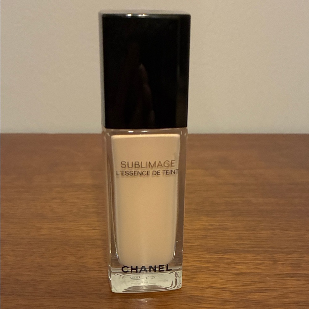 CHANEL Sublimage L'Essence de Teint Foundation - Light Cream B20